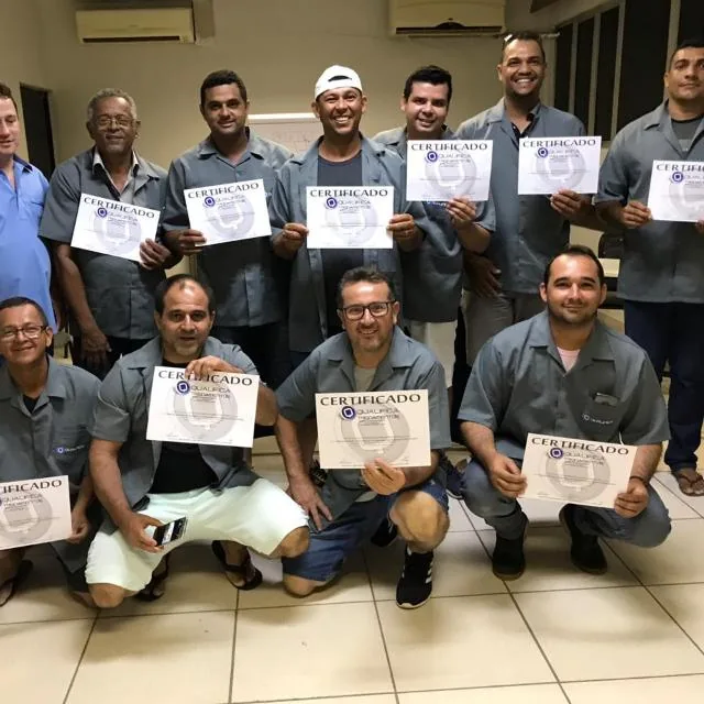Equipe da Tecnofrio com certificados de qualificação profissional