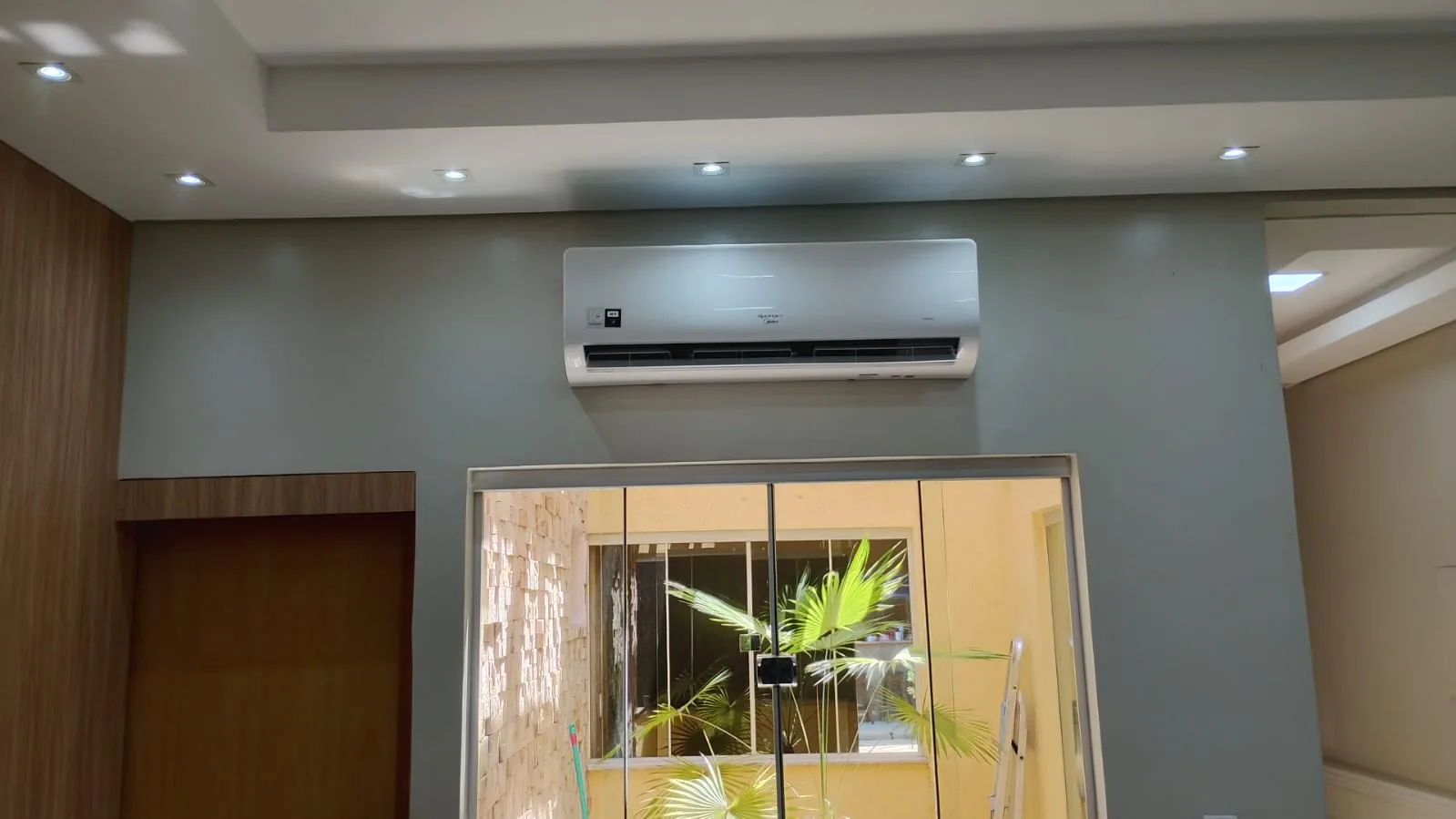 Ar condicionado residencial instalado em sala em Cuiabá
