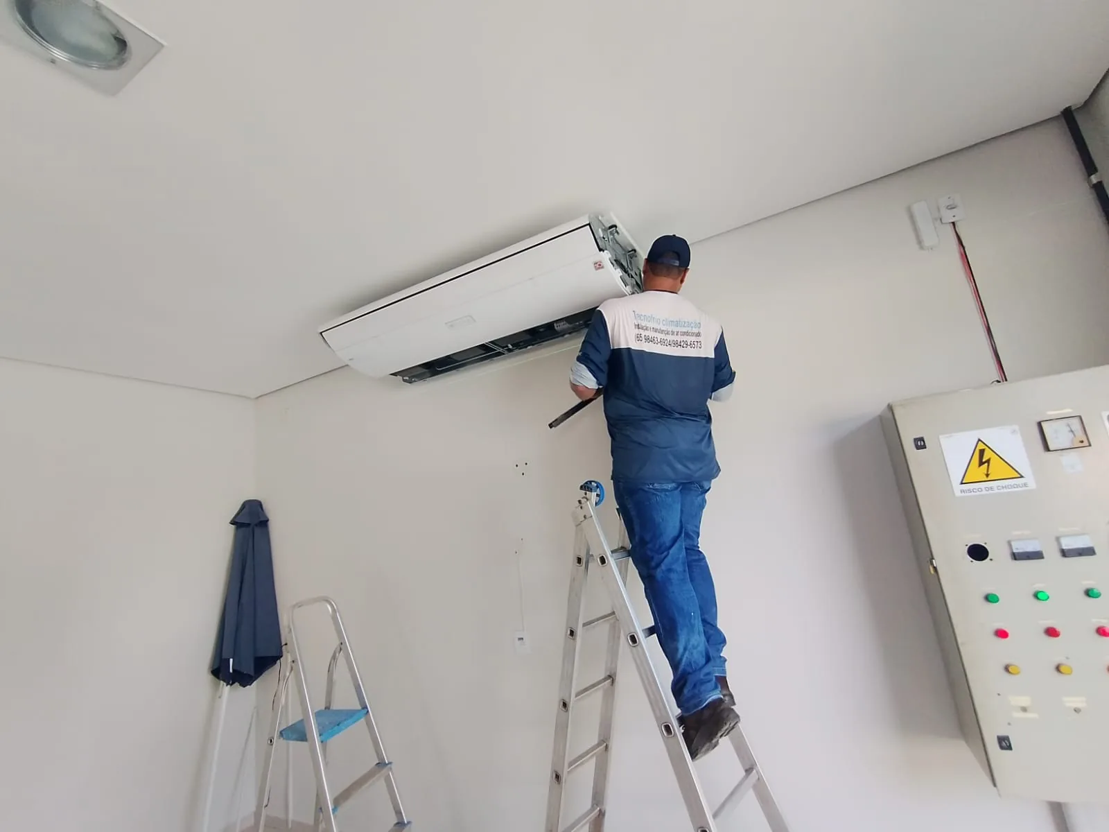 Anderson, técnico responsável da Tecnofrio, em manutenção